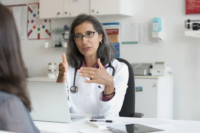 Un médico con una paciente en consulta.