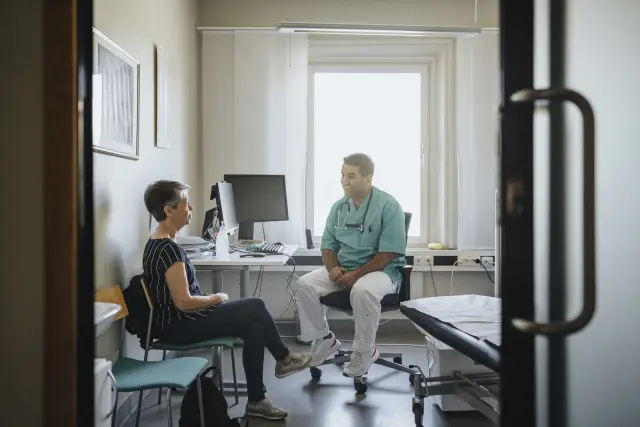 Un médico pasando consulta a su paciente.