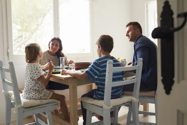 Una familia comiendo junta en casa