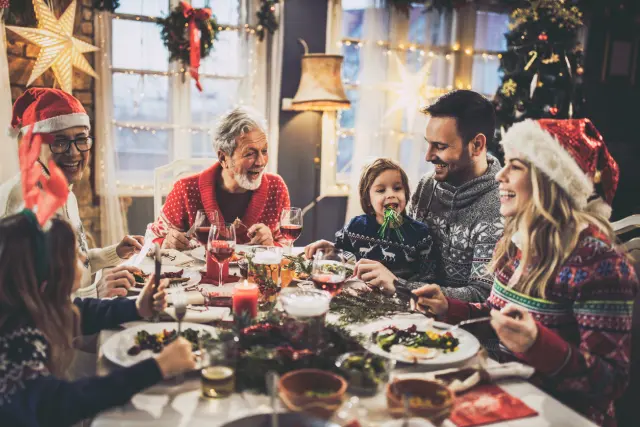 Una familia en una cena de navidad.