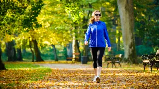 Una mujer andando en un parque