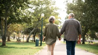 Una pareja de personas mayores paseando