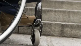 Una persona en silla de ruedas