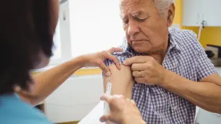 Una persona mayor recibe una vacuna