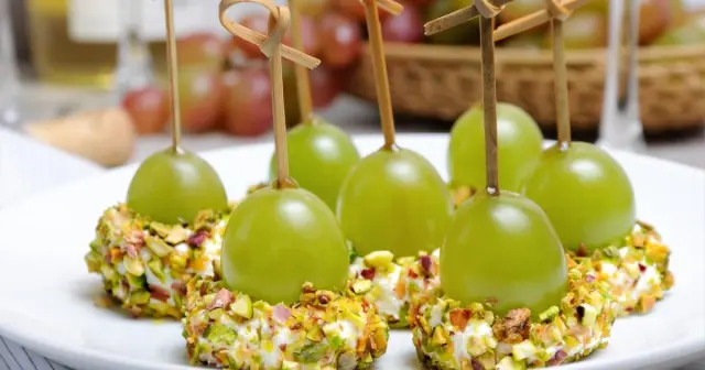 Uvas con queso y pistacho.